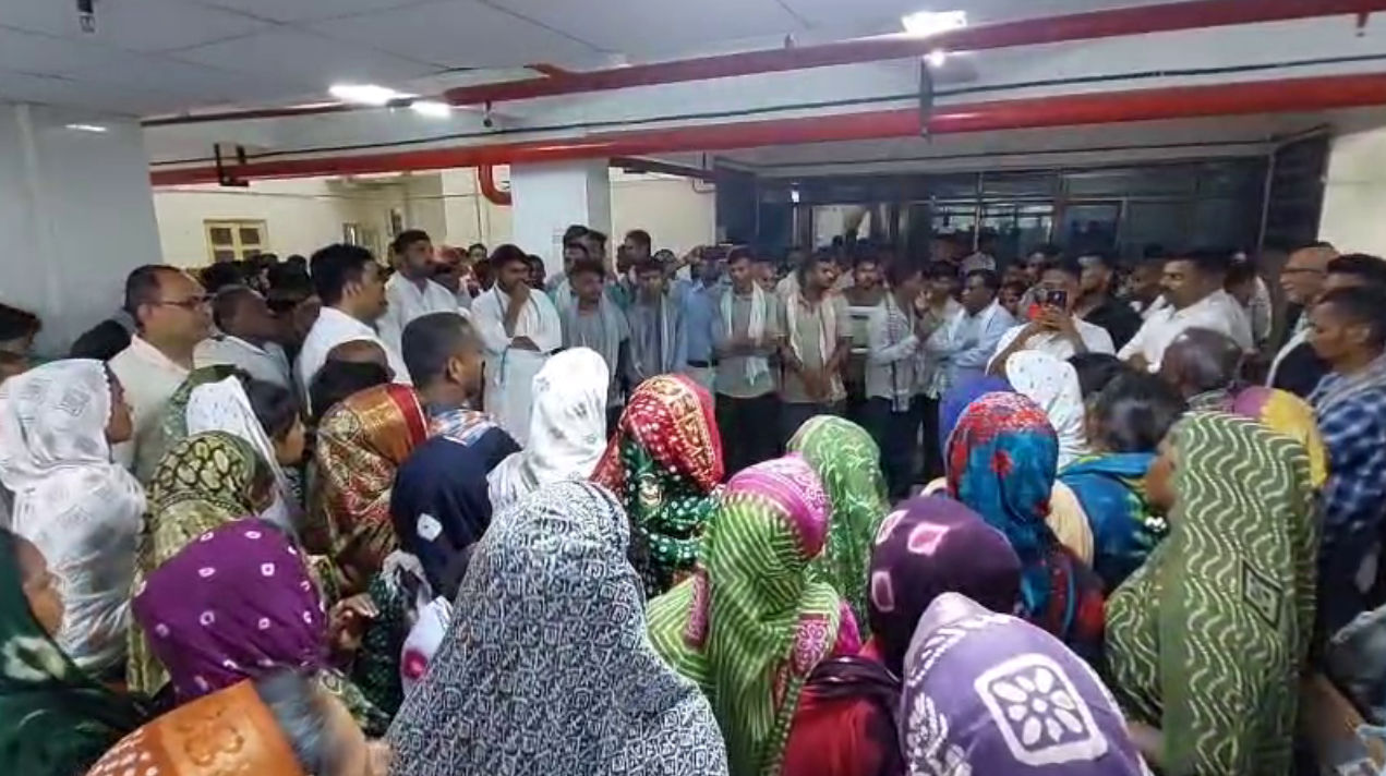 નર્મદામાં ભેખડ ધસી પડવાની દુર્ઘટના: મૃતક ત્રણ શ્રમિકોના પરિવારને રૂ. 50-50 લાખની સહાય જાહેર 3 - image