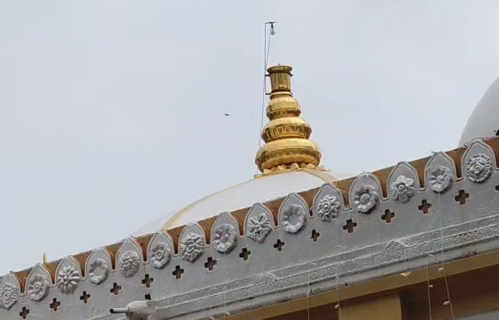 મહીસાગરના વીરપુરની દરગાહ પરથી સોનાનો કળશ ચોરાયો, ઈદના દિવસે જ ઘટનાની થઈ જાણ 2 - image