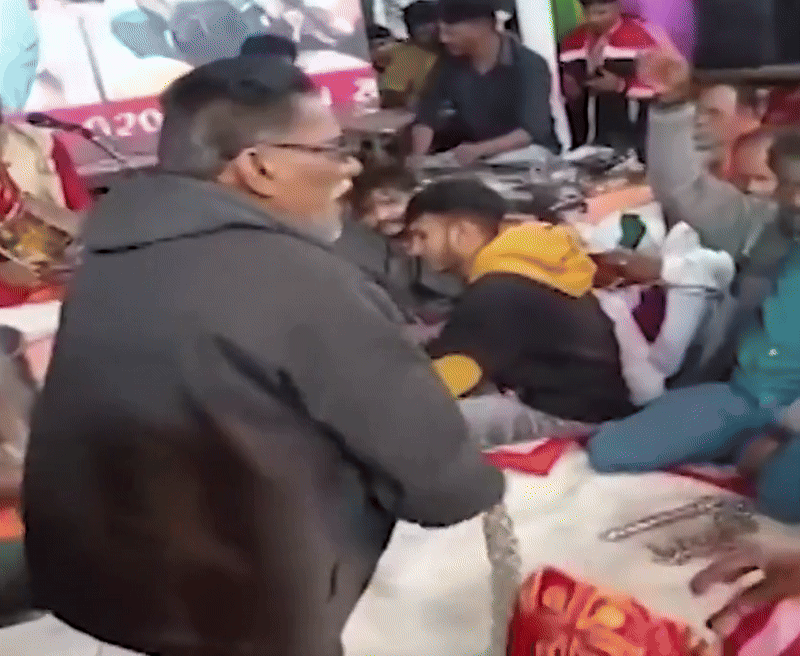 શ્રદ્ધા કે અંધશ્રદ્ધા? રાજકોટ ભાજપના નવનિયુક્ત ઉપપ્રમુખ માંડવામાં ધૂણ્યા, વીડિયો વાઈરલ 2 - image