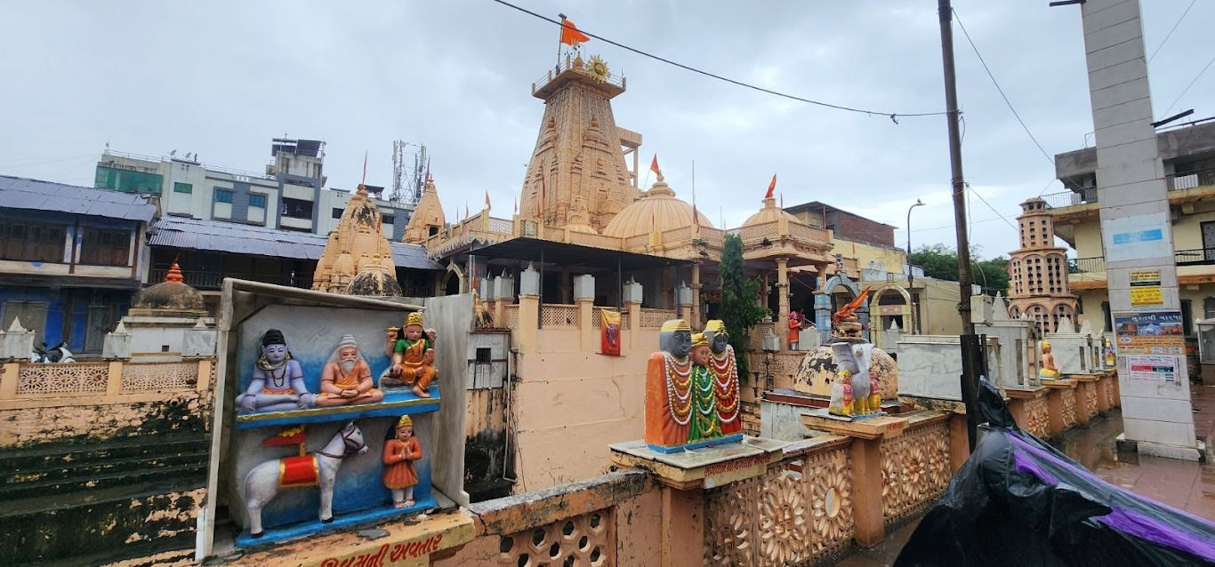 સુરતના કંતારેશ્વર મહાદેવ: 7000 વર્ષ જૂનો ઇતિહાસ, શિવલિંગ પર ગાયની ખરીનું અનોખું રહસ્ય 3 - image