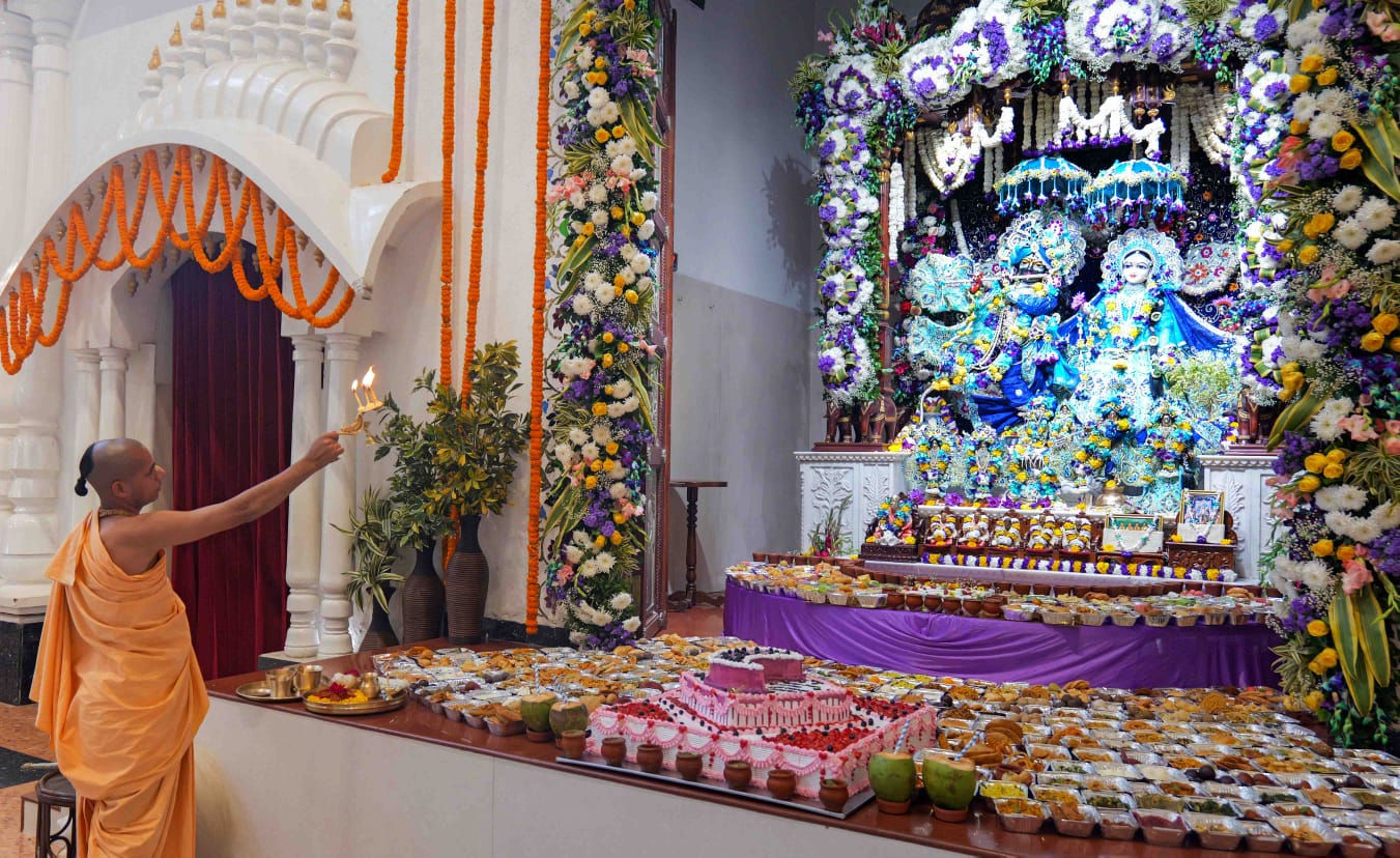 અમદાવાદ: ભાડજ હરેકૃષ્ણ મંદિરે નિત્યાનંદ ત્રિયોદશીની ભવ્ય ઉજવણી, પ્રભુને ધરાવાયો 108 વાનગીઓનો અન્નકૂટ 4 - image