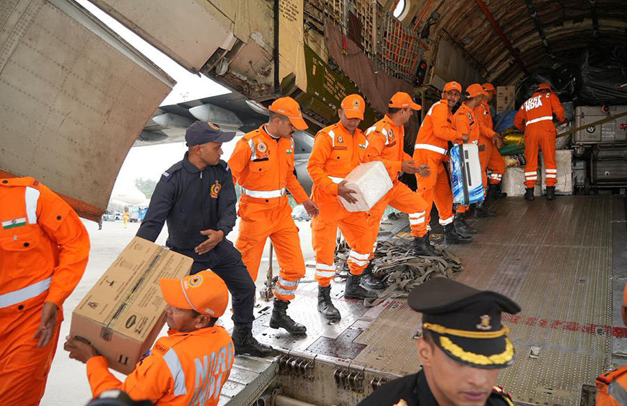 ઓપરેશન સાગરબંધુ: દિતવાહ વાવાઝોડાથી પ્રભાવિત શ્રીલંકાની મદદ માટે ભારતે મોકલ્યા 2 ચેતક હેલિકોપ્ટર 7 - image