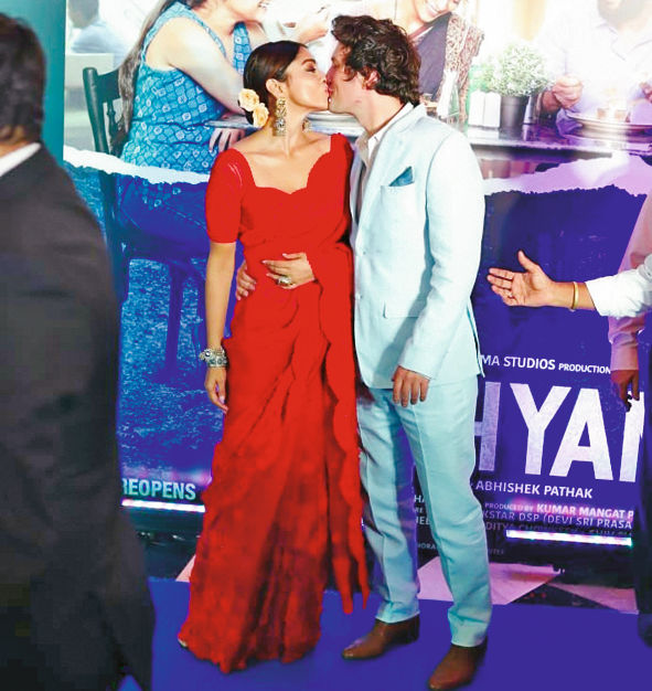 દ્રશ્યમ-ટૂની એકટ્રેસ શ્રીયા સરને પતિને ઓનકેમેરા કિસ કરતાં ટ્રોલ થઈ 1 - image