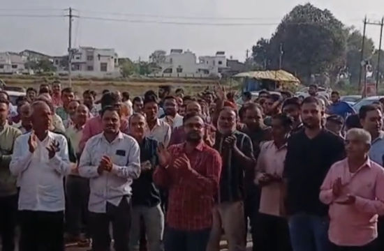 હિંમતનગરમાં ભાજપના સ્નેહ મિલન કાર્યક્રમમાં ખેડૂતોનો હલ્લાબોલ, કાર્યકર્તા ભાગ્યા, સ્થળ બદલવું પડ્યું 2 - image