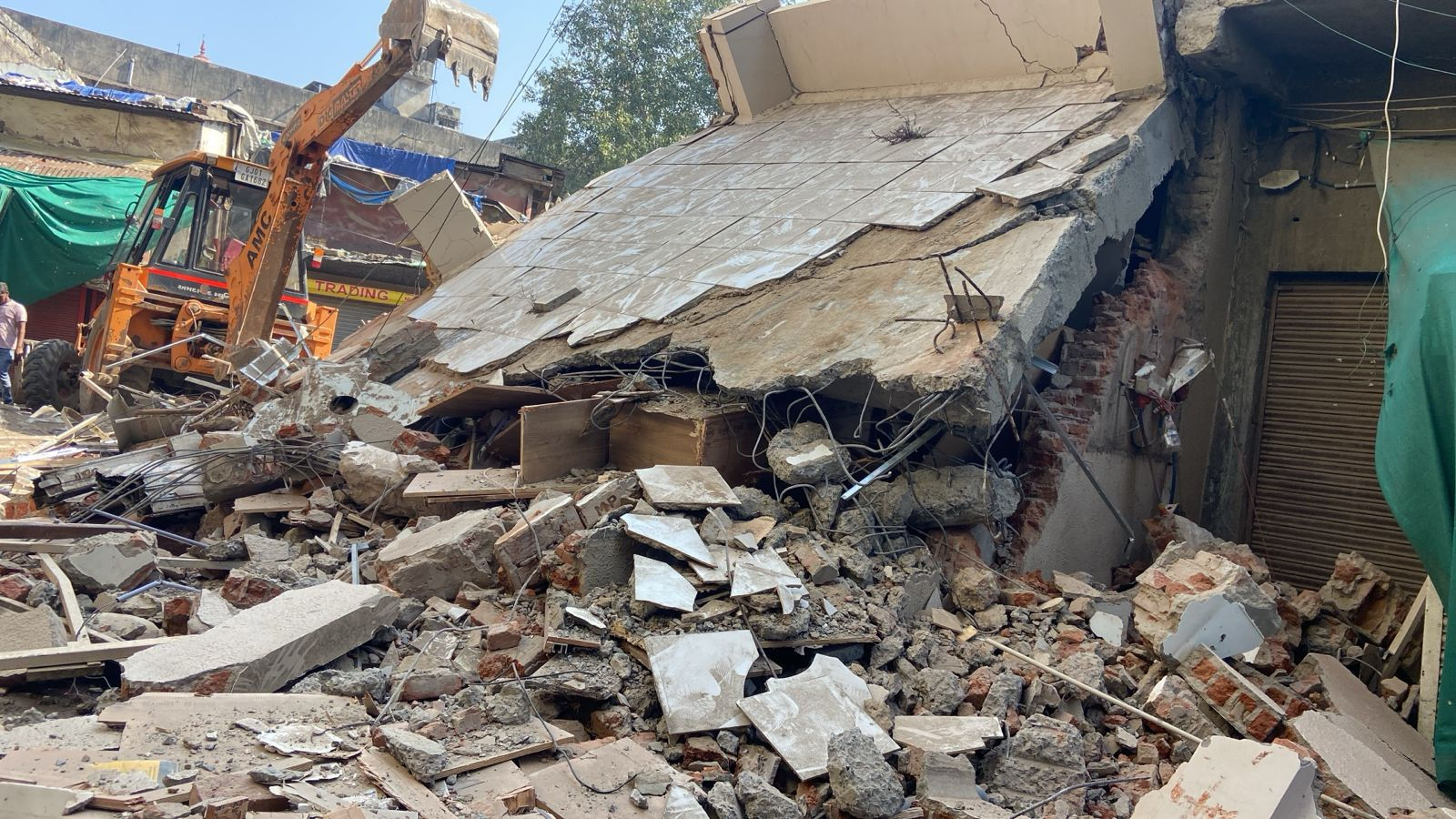 અમદાવાદમાં બુલડોઝર એક્શન: કાલુપુર અને અસારવામાં ગેરકાયદે બાંધકામો જમીનદોસ્ત કરાયા, જાહેર માર્ગો ખુલ્લા થયા 6 - image