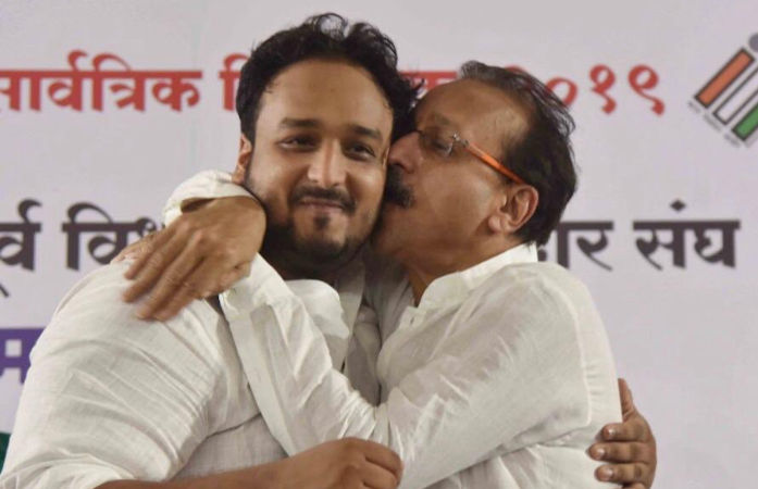 મહારાષ્ટ્ર ચૂંટણી: બાબા સિદ્દિકીનો દીકરો જીશાન NCPમાં જોડાયો, કોંગ્રેસે બરતરફ કર્યો હતો 1 - image