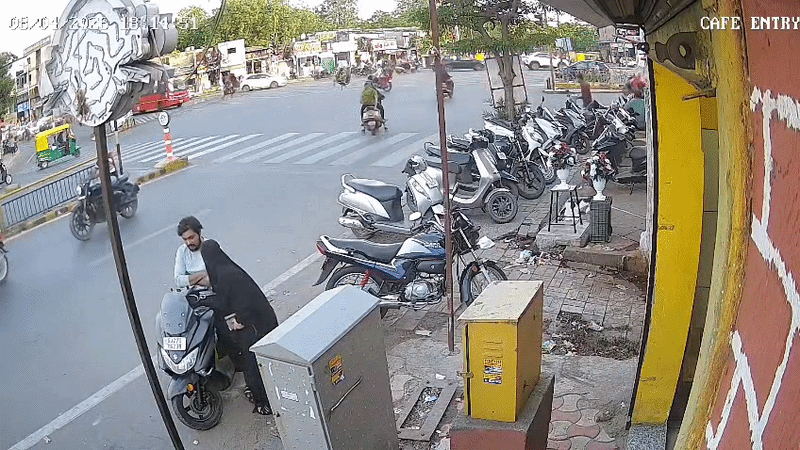 અમદાવાદ: ટ્રાફિક નિયમોનો ભંગ ભારે પડ્યો, મોપેડ સવાર યુવતીઓને AMTS બસે મારી ટક્કર, જુઓ CCTV 2 - image