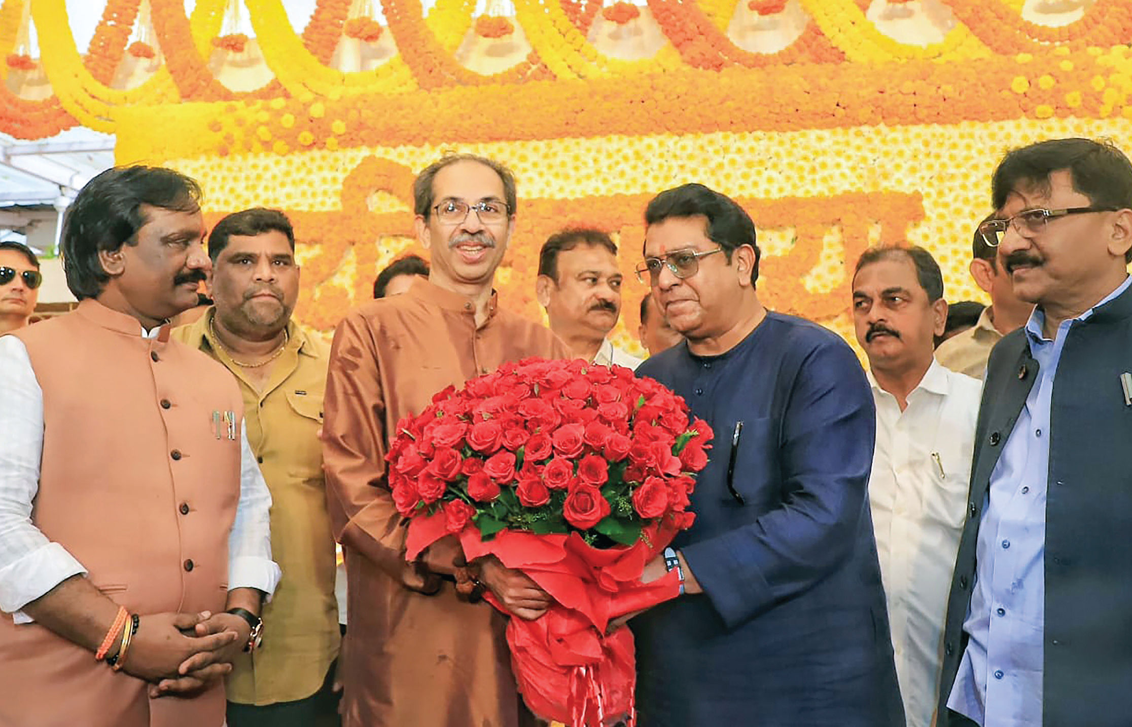 માતોશ્રીમાં 6 વર્ષ બાદ રાજ ઠાકરેની 'એન્ટ્રી', મહારાષ્ટ્રના રાજકીય સમીકરણો ધરમૂળથી બદલાય તેવા એંધાણ 2 - image