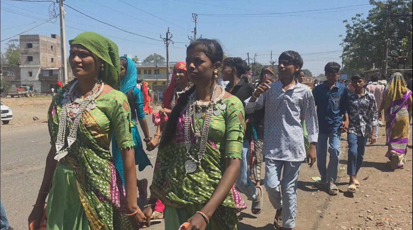 PHOTOS: છોટા ઉદેપુરના 'ગેરના મેળા'ની અદભૂત તસવીરો, જ્યાં રંગો વગર પણ આખું વાતાવરણ મેઘધનુષી લાગે 12 - image