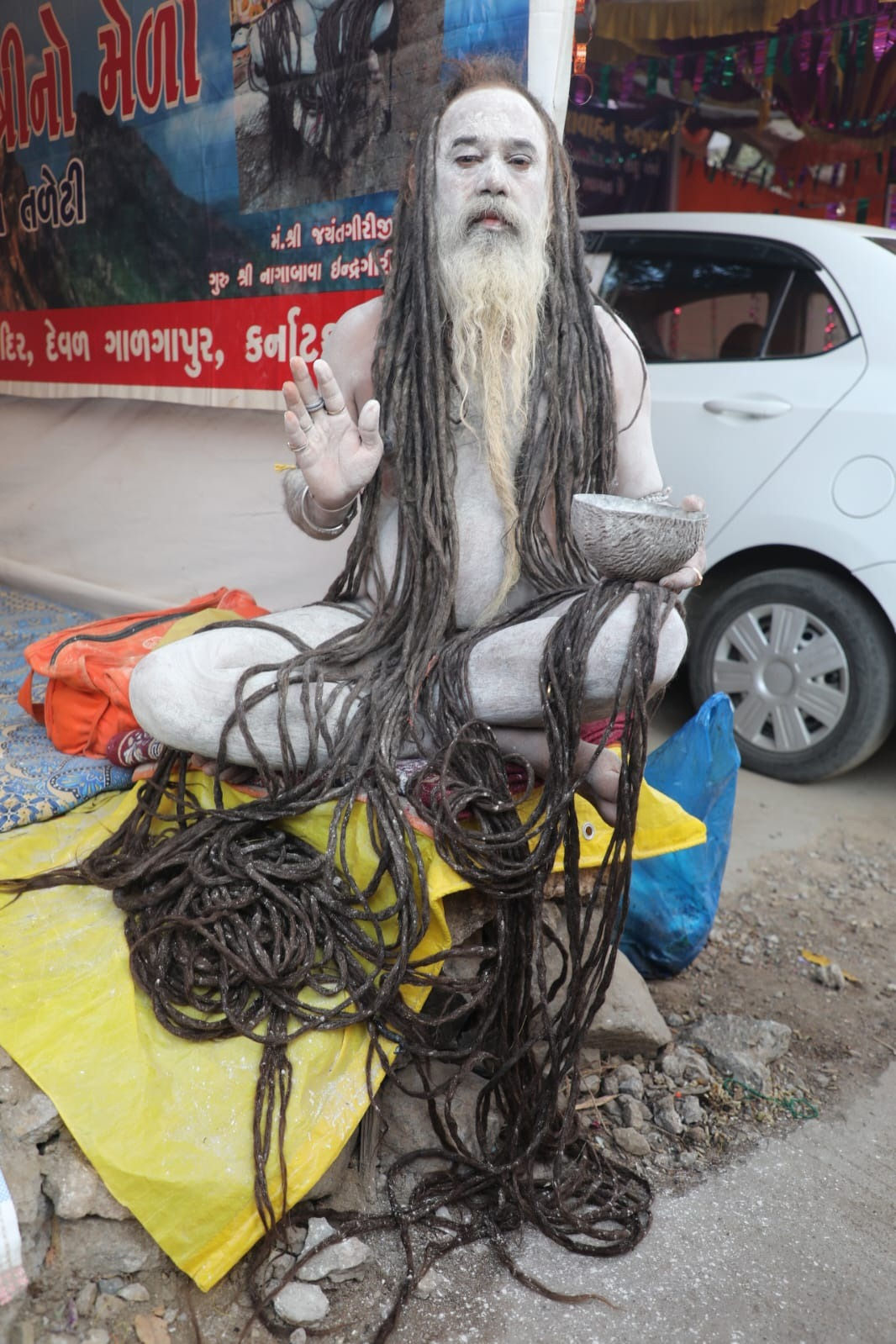 જૂનાગઢના ભવનાથમાં અલખ નાદ: સાધુઓના ધૂણા અને ભસ્મ પાછળનું ગૂઢ રહસ્ય, જાણો આધ્યાત્મિક અને વૈજ્ઞાનિક મહત્ત્વ 3 - image