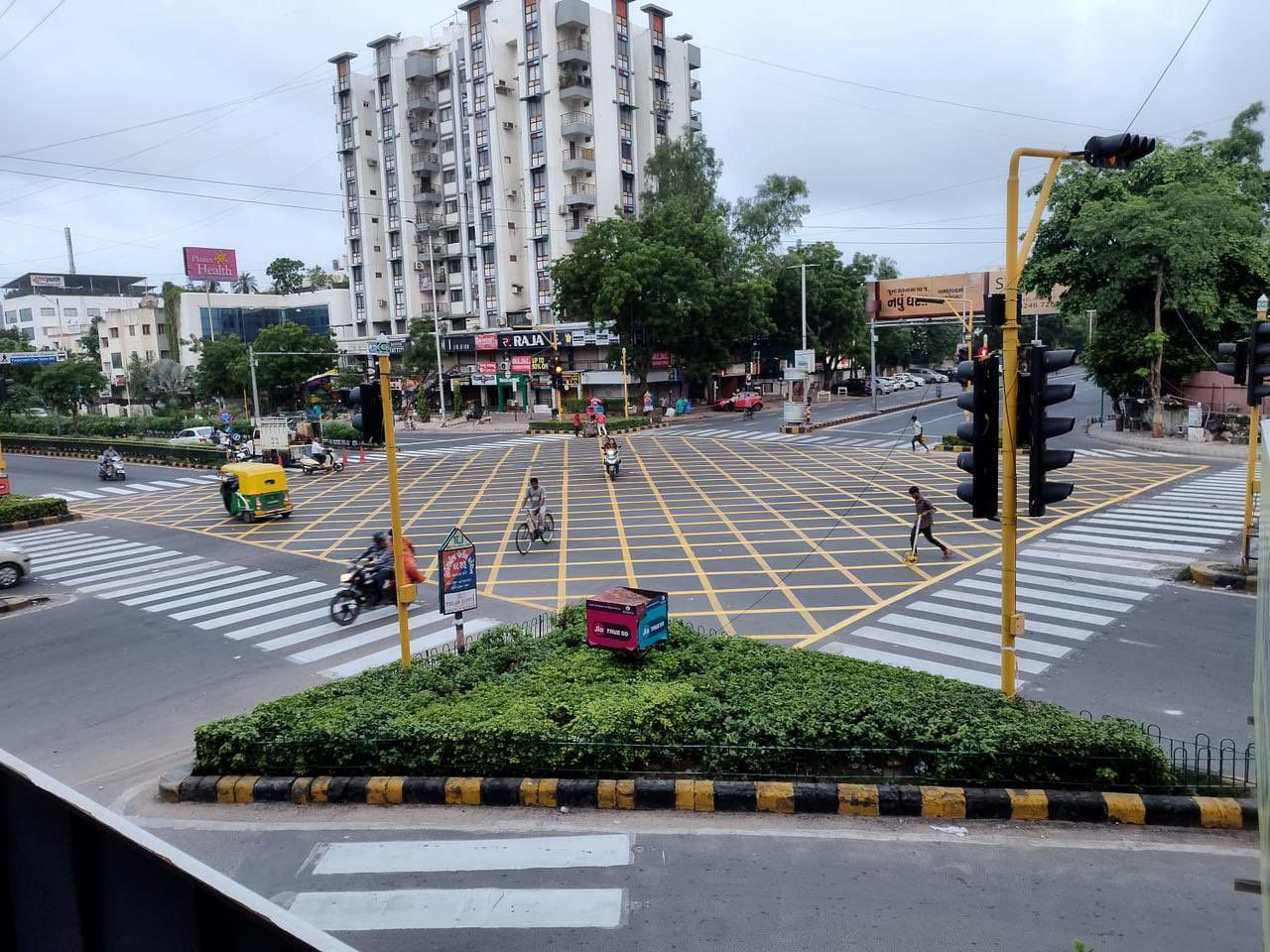 અમદાવાદમાં લંડનની જેમ યેલો બોક્સ માર્કિંગની શરૂઆત, નહીં થાય ટ્રાફિક, નવો નિયમ જાણીલો 2 - image