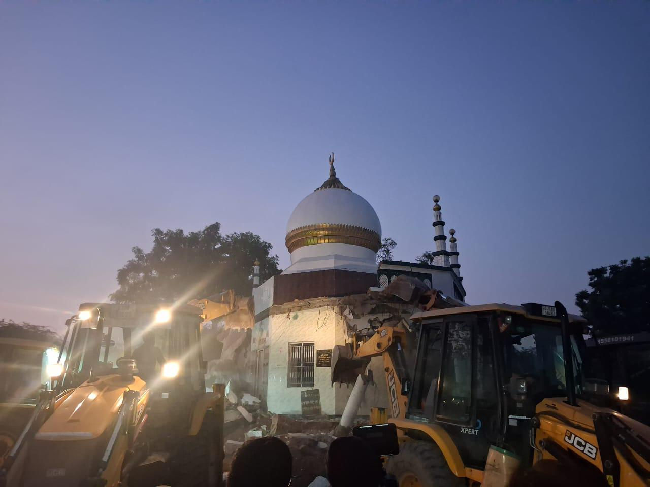 ગાંધીનગરના પેથાપુરમાં સરકારી જમીન પર બાંધેલી બે દરગાહો તોડી પડાઈ, વક્ફ બોર્ડમાં રજિસ્ટર્ડ હતી 3 - image