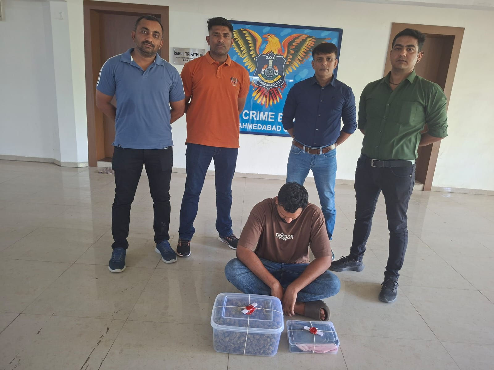 અમદાવાદ: લક્ઝુરિયસ કારમાંથી 2 કિલો હાઇબ્રિડ ગાંજો જપ્ત, એક શખસની ધરપકડ 2 - image