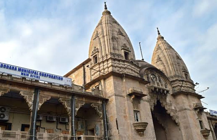 ફેસ રીડિંગ હાજરી સિસ્ટમ અને ફરજિયાત યુનિફોર્મ મુદ્દે વડોદરા કોર્પોરેશનના કર્મચારીઓમાં રોષ 1 - image