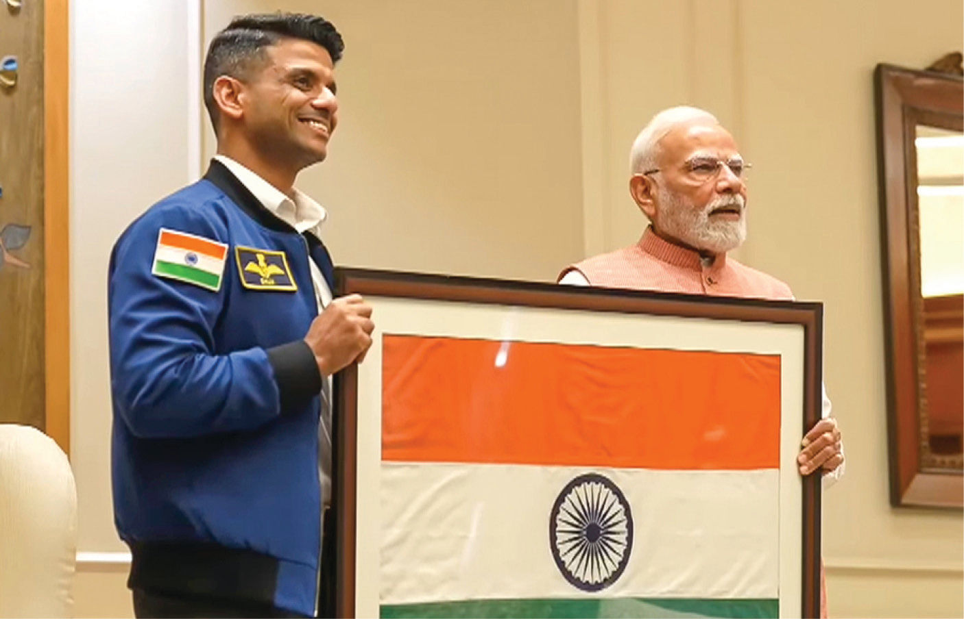 VIDEO : શુભાંશુ શુક્લાએ PM મોદી સાથે કરી મુલાકાત, અંતરિક્ષથી ખેંચેલી ધરતીની તસવીર આપી ભેટ 4 - image