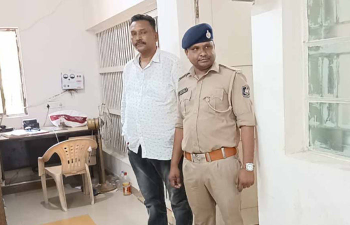 કોંગ્રેસી કાઉન્સિલર આશિષ જોષીની અમદાવાદથી ધરપકડ, ૧ દિવસના રિમાન્ડ 1 - image
