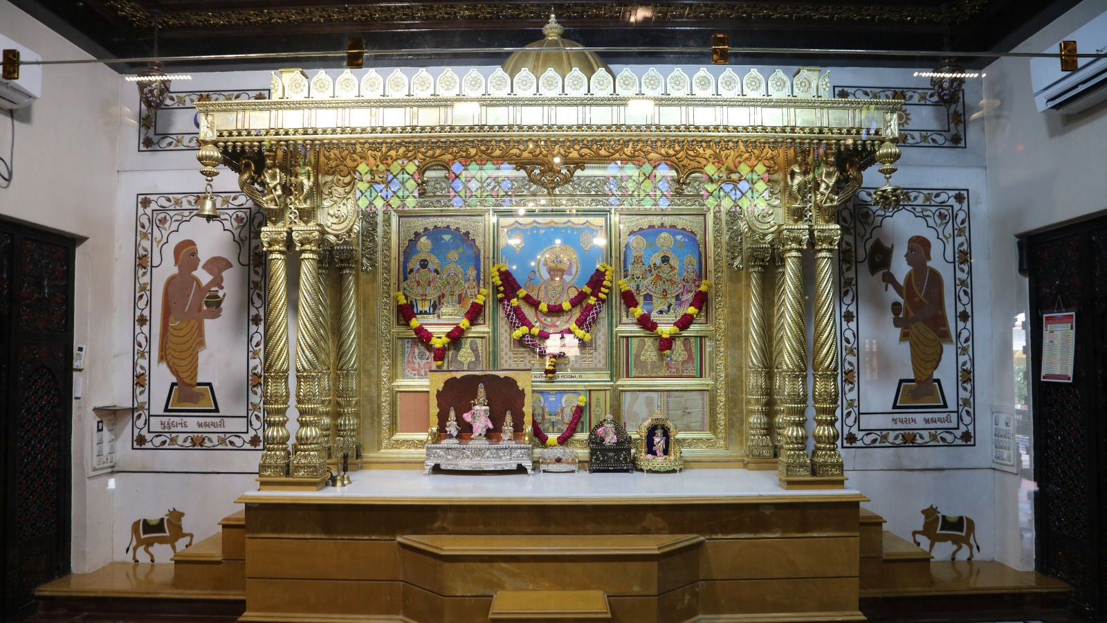 શરદ પૂનમ: સાળંગપુરમાં કષ્ટભંજન દાદાએ ડાયમંડના મુકુટમાં આપ્યા દર્શન, 200 કિલો ફૂલનો શણગાર 2 - image