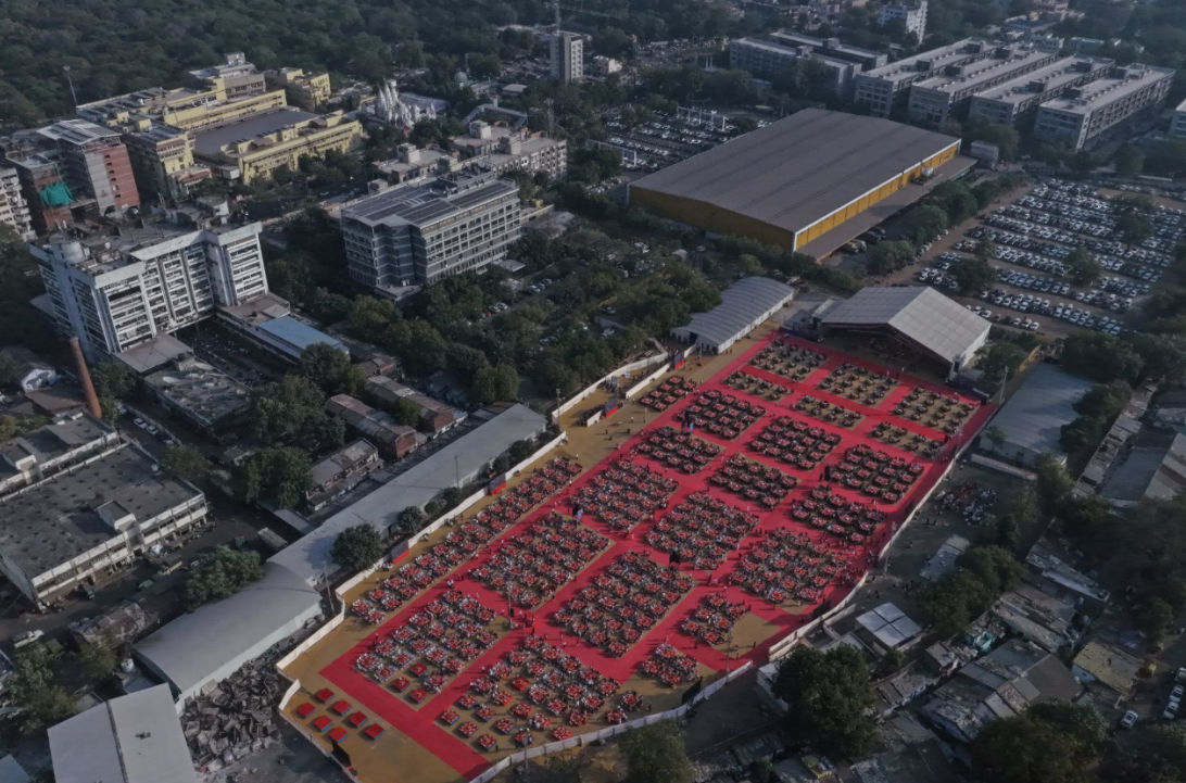 અમદાવાદમાં 12 હજાર હરિભક્તોએ કરી વિશ્વશાંતિની પ્રાર્થના, BAPS સ્વામિનારાયણ મંદિર ખાતે મહાયાગનું સમાપન 2 - image