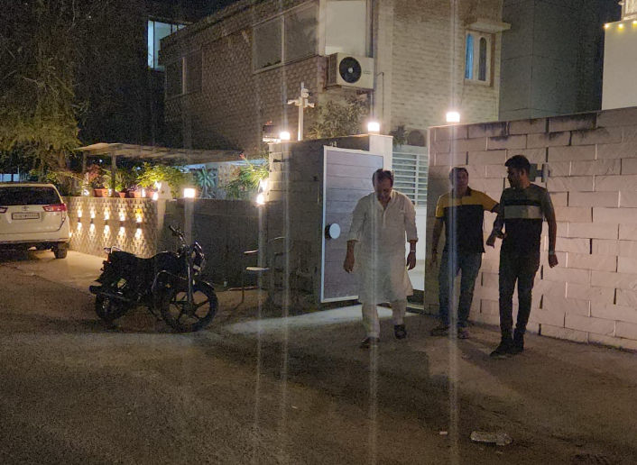 VIDEO: અમદાવાદમાં પત્ની સાથે ઝઘડો થયા બાદ પતિએ જાહેરમાં કર્યું ફાયરિંગ, પોલીસ કાફલો ઘટનાસ્થળે 2 - image