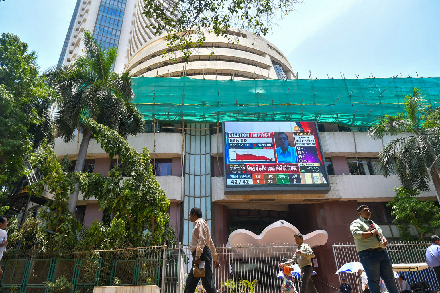 Investors lose ₹5 lakh crore in opening hours as Sensex plunges amid Trump tariffs