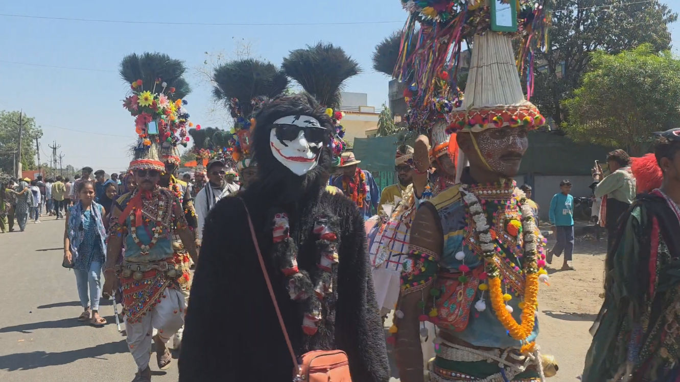 PHOTOS: છોટા ઉદેપુરના 'ગેરના મેળા'ની અદભૂત તસવીરો, જ્યાં રંગો વગર પણ આખું વાતાવરણ મેઘધનુષી લાગે 8 - image