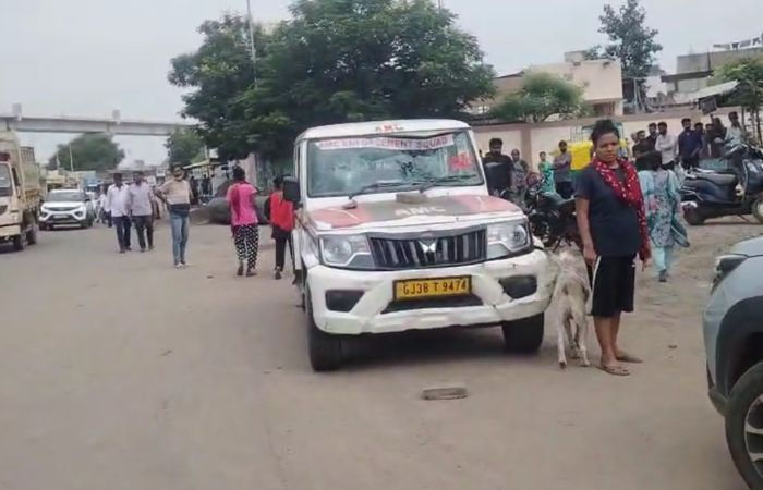 અમદાવાદમાં ડિમોલિશન કરવા પહોંચેલી AMCની ટીમ પર પથ્થરમારો, મહિલાનો આત્મવિલોપનનો પ્રયાસ 2 - image