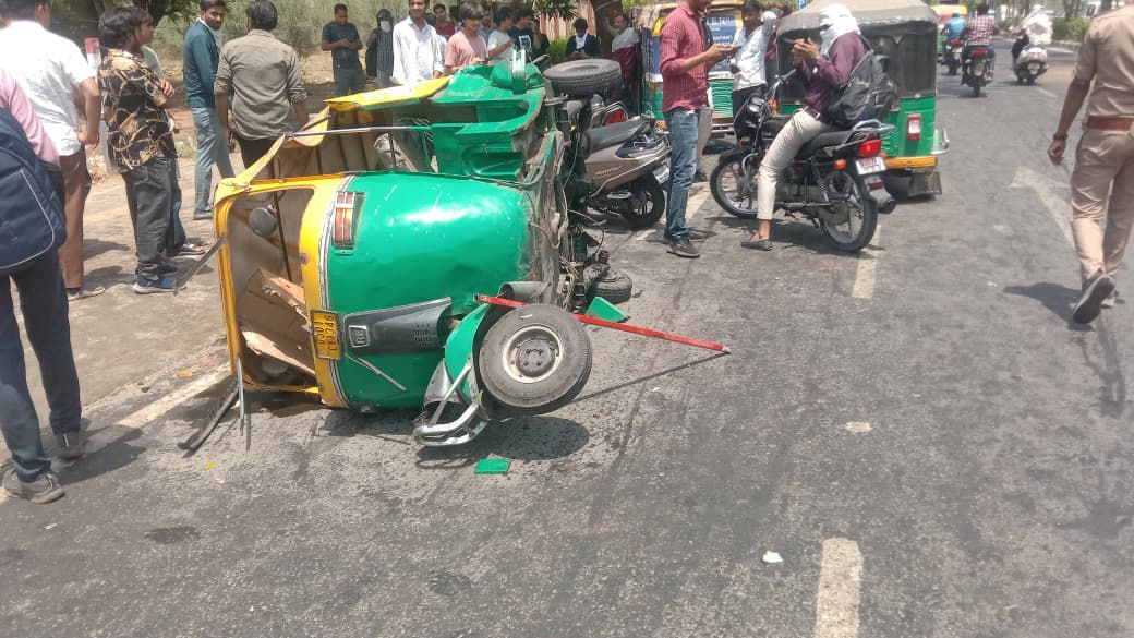 અમદાવાદ: નિકોલમાં બેફામ BMW ચાલકે AMTS બસ સ્ટેન્ડને મારી ટક્કર અને રિક્ષાને ફંગોળી 2 - image