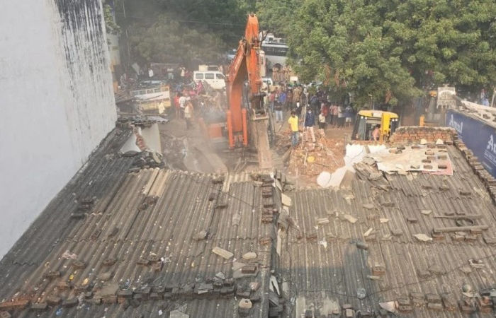 કોમનવેલ્થ ગેમ્સને પગલે મોદી સ્ટેડિયમ નજીક ડિમોલિશન, પોલીસ બંદોબસ્ત સાથે મકાનો તોડવાનું શરુ 1 - image