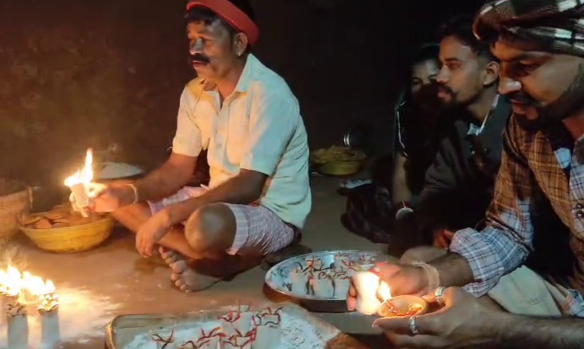 VIDEO| છોટાઉદેપુર: આદિવાસી વિસ્તારમાં અનૂકુળતા પ્રમાણે ઉજવાય છે દેવ દિવાળી, જાણો કેવી છે અનોખી પરંપરા 2 - image