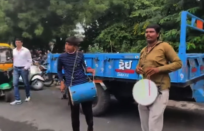 'તાત્કાલિક સહાય આપો...', 10 ગામના ખેડૂતો ટ્રેક્ટરમાં બેસીને વાજતે-ગાજતે પહોંચ્યા ગાંધીનગર કલેક્ટર કચેરી 3 - image