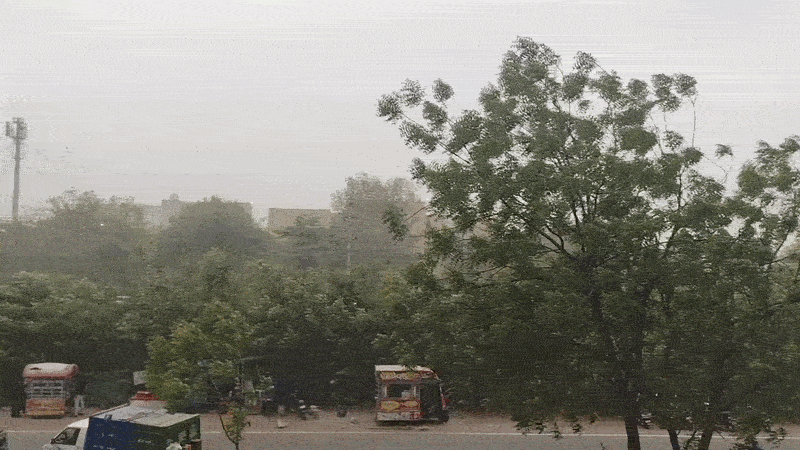 કચ્છમાં વંટોળ-અમદાવાદમાં આંધી, રાજકોટમાં 1 ઈંચ વરસાદ: ગુજરાતમાં જુઓ ક્યાં કેવો માહોલ 5 - image