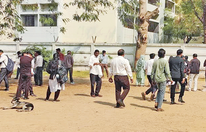 જિલ્લા અદાલતને બોમ્બથી ઉડાવી દેવાની ધમકી ઃ સંકુલ ખાલી કરાવાયું 1 - image