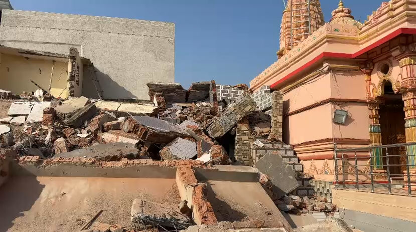 અમદાવાદમાં 150 મકાનો પર ફરી વળ્યું બુલડોઝર, કમલ તળાવ પાસે કાર્યવાહી; પરિવારોનું હૈયાફાટ રુદન 2 - image