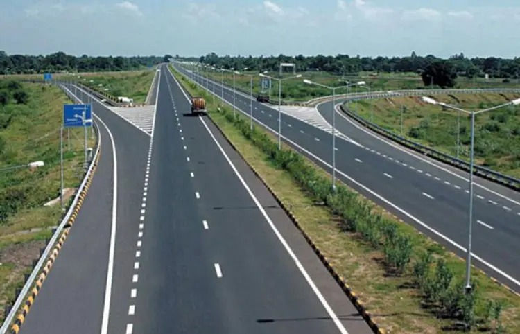 Emergency helpline fail Vadodara family stuck on Ahmedabad Vadodara expressway for hours