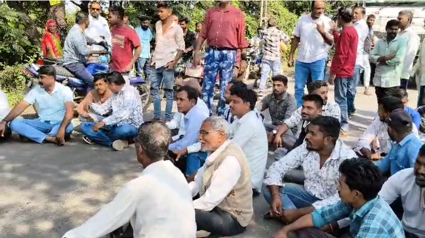 VIDEO: બોડેલી-કવાંટ રોડની બિસ્માર હાલત: 20 ગામના લોકોએ કર્યો ચક્કાજામ, વાહનોની લાંબી કતારો લાગી 2 - image