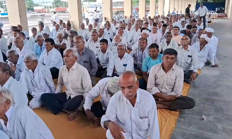 કપાસની આયાત ડ્યુટી રદ કરવાના નિર્ણય સામે બોટાદમાં ખેડૂતોનો વિરોધ, ઉગ્ર આંદોલનની ચીમકી 3 - image