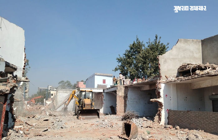 અમદાવાદ: વર્ષ 2025માં AMCએ 17 લાખ ચોરસ મીટર વિસ્તારમાં દબાણો હટાવ્યા, 111 કિમી રોડ ખુલ્લા કર્યાનો દાવો 2 - image