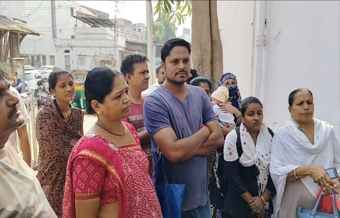 વડોદરા મ્યુ. કોર્પોરેશનની યુ.સી.ડી. ઓફિસમાં પી.એમ. સ્વનિધિ લોન માટે અરજદારોનો હોબાળો 1 - image