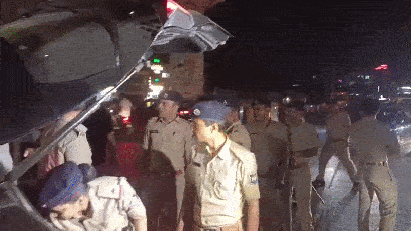 હોળી-ધુળેટી અને રમઝાનને લીધે અમદાવાદ પોલીસ એક્શનમાં, 100થી વધુ પોલીસકર્મીનું ફૂટ પેટ્રોલિંગ 4 - image