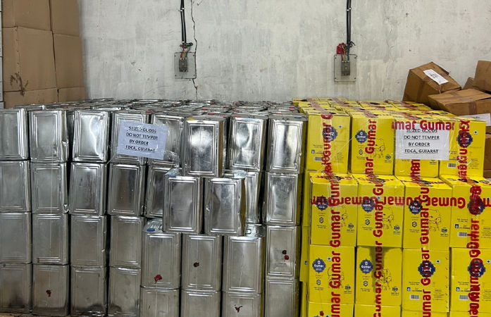 બનાસકાંઠાના ચંડીસરમાં ભેળસેળયુક્ત ઘીની ફેક્ટરી પકડાઈ, રાજ્યમાં રૂ.1.8 કરોડનો શંકાસ્પદ ઘીનો જથ્થો જપ્ત 1 - image