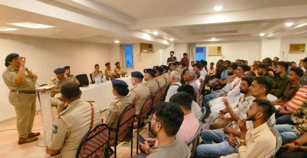 ગણેશોત્સવ પૂર્વે પોલીસ અને આયોજકોની મીટિંગઃ DJ ની મંજૂરી,ટ્રાફિક,સ્વચ્છતા,ભીડ માટે મેનેજમેન્ટ કરવું પડશે 2 - image