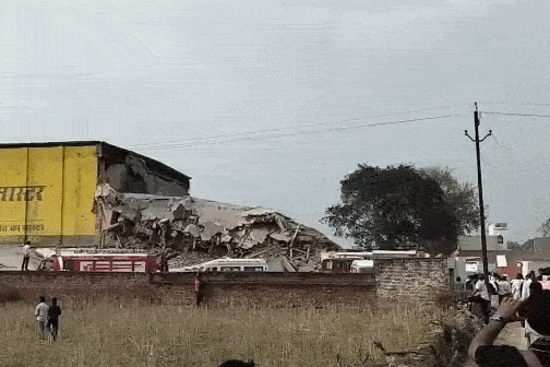 VIDEO: પ્રયાગરાજમાં મોટી દુર્ઘટના, કોલ્ડ સ્ટોરેજમાં ગેસ પાઇપ ફાટતા દીવાલ ધરાશાયી, 4 શ્રમિકોના મોત 1 - image