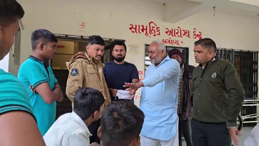 બગોદરા: વિદ્યાર્થીની સારવાર મુદ્દે CHCના ડોક્ટર અને આગેવાનો વચ્ચે બોલાચાલી, પોલીસ બોલાવતા મામલો બિચક્યો 2 - image