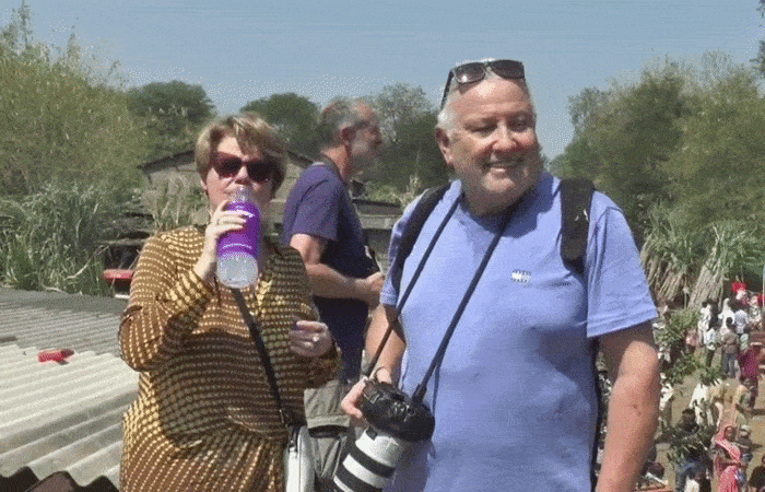 છોટા ઉદેપુરના રૂમડિયામાં 'ગોળ ફર્યાનો મેળો': બાધા પૂર્ણ થતા લાકડાના મંચ પર ગોળ-ગોળ ફેરવવાની અનોખી પરંપરા, વિદેશીઓ ઉમટ્યા 4 - image