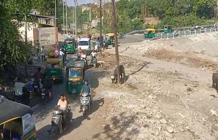 જામનગરમાં કાલાવડ નાકા પાસે નવો ફોરલેન પુલ બનાવવાની મુખ્ય કામગીરીનો આજથી પ્રારંભ: જૂનો પુલ બંધ, ડિમોલેશન કાર્ય શરૂ 2 - image