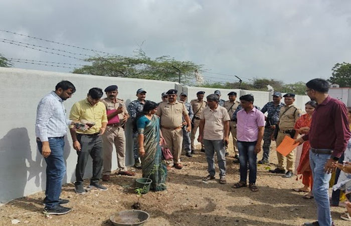 જામનગર જિલ્લાના દરિયાકાંઠાના ગામોમાં મરીન ટાસ્ક ફોર્સનો શાળા પ્રવેશોત્સવ અને વૃક્ષારોપણ કાર્યક્રમ 2 - image