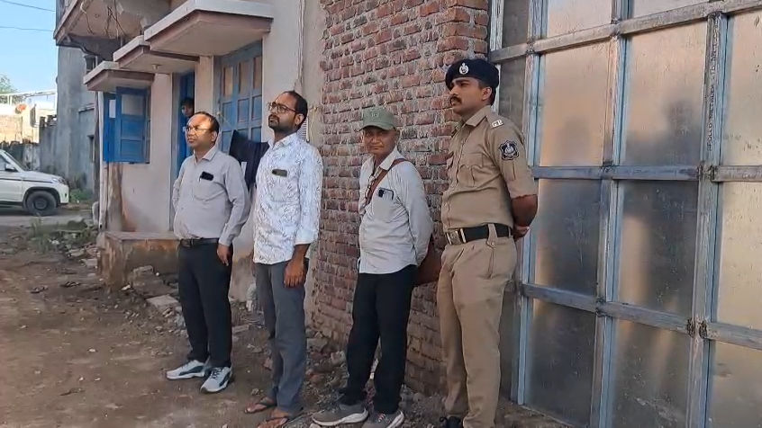 VIDEO: 'વીજ ચેકિંગ કરવાનો સમય છે, મેન્ટેનન્સનો નથી?..' અમરેલીના બગસરામાં ગામલોકોએ PGVCLની ટીમને ભગાડી 3 - image