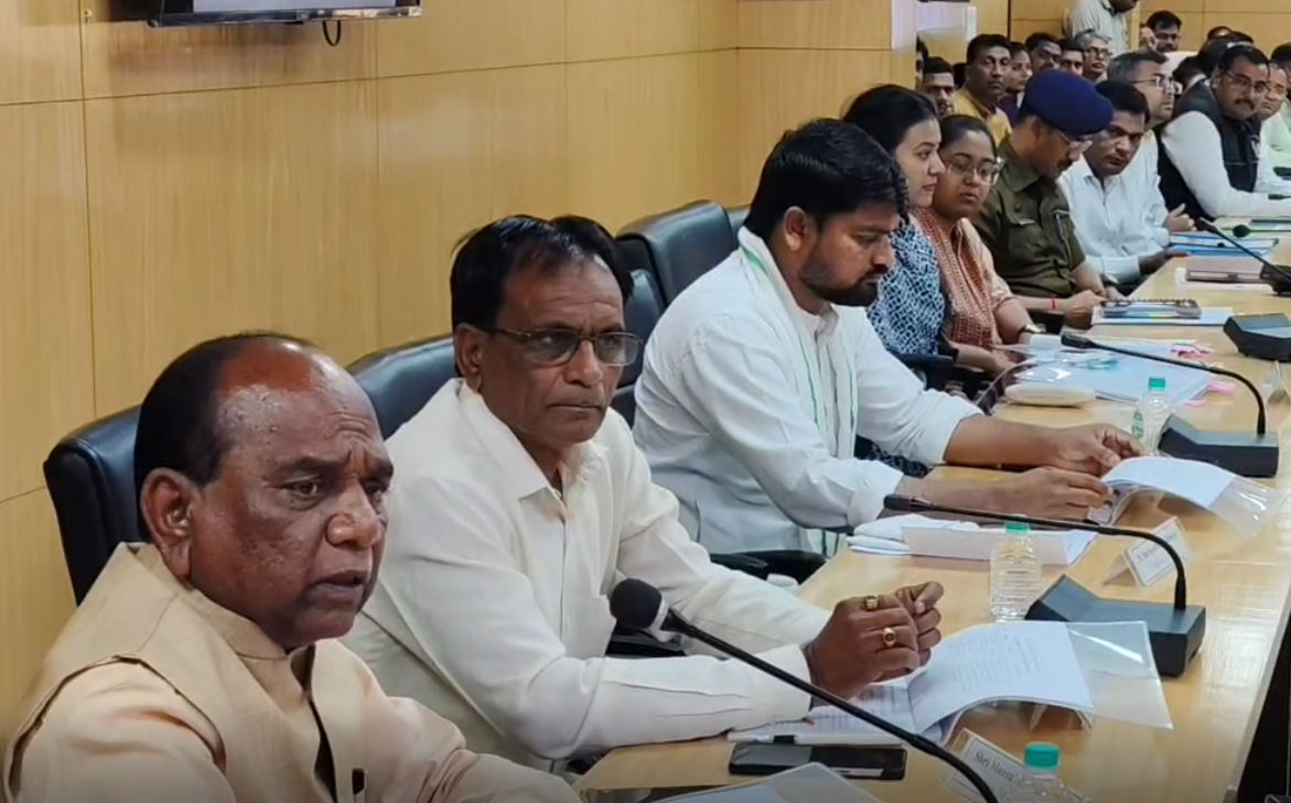 નર્મદા: ફોરેસ્ટ અધિકારીઓ 'વિચિત્ર પ્રાણી' અને 'ક્રેક મગજના' છે.., સંકલન બેઠકમાં સાંસદ મનસુખ વસાવા વિફર્યા 3 - image