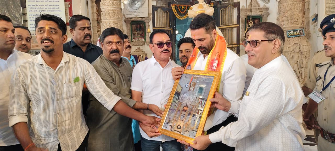 'મંદિરમાં શાંતિ હોય ત્યારે ઓમ નમઃ શિવાય સંભળાય છે...' અક્ષય કુમારે PM મોદીના ગામ વડનગરમાં હાટકેશ્વર મંદિરના કર્યા દર્શન 2 - image