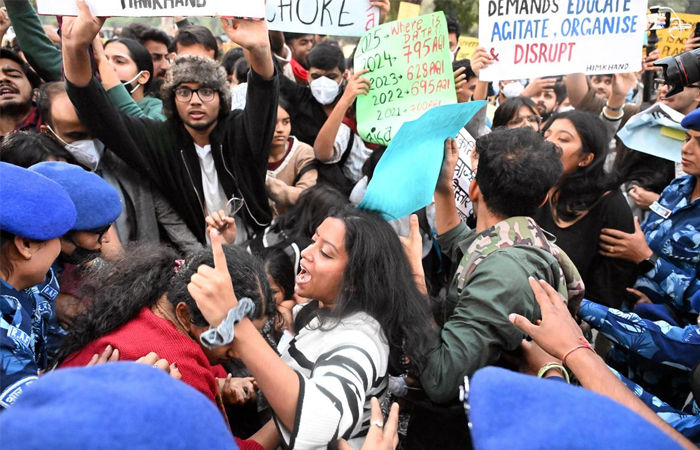 દિલ્હીમાં પ્રદૂષણ સામે દેખાવો, અનેકની અટકાયત 1 - image